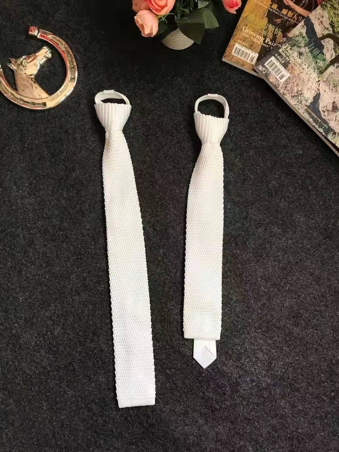 A white tie race for a white tie and a white adult tie for a horse tie