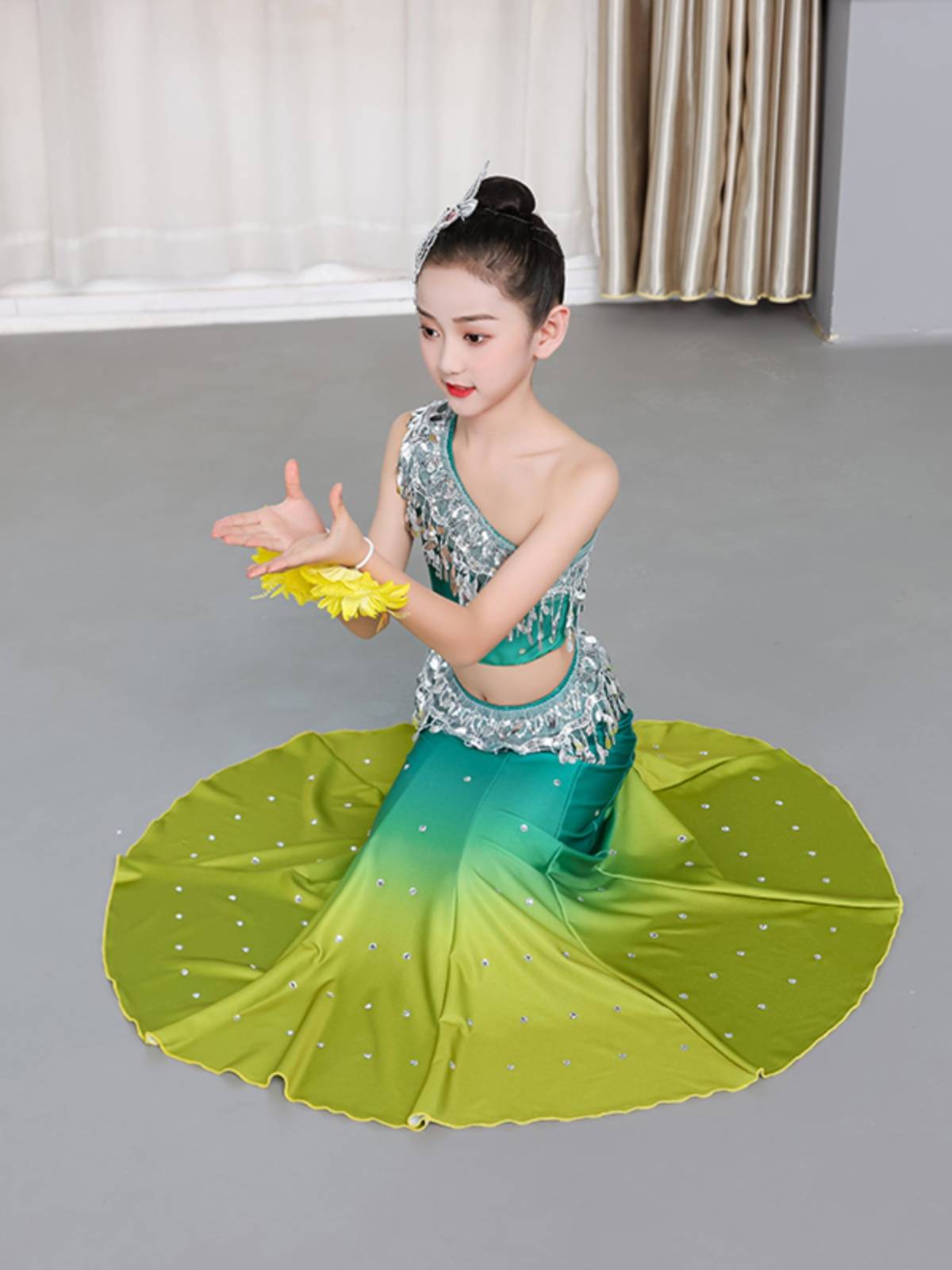 Dai dance performances, children, girls and students practice skirts, rain, bamboo forest moon color clouds South ethnic style