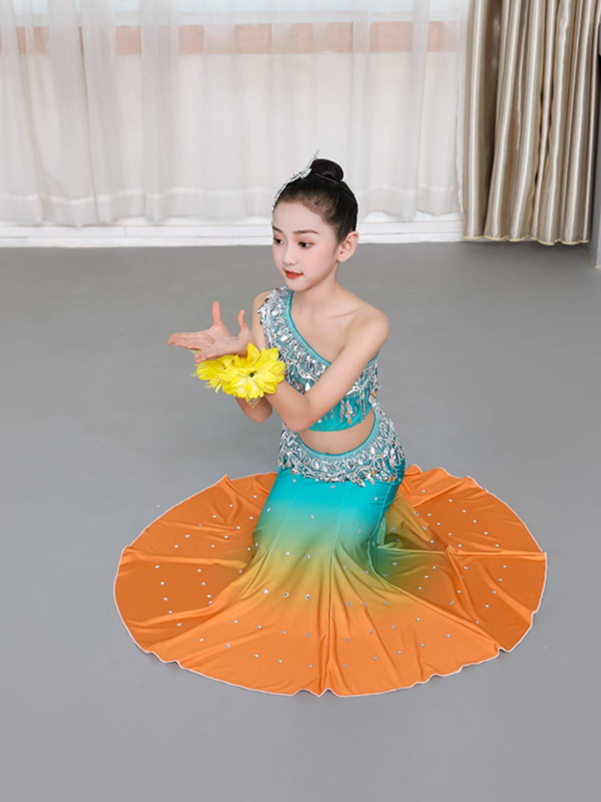 Dai dance performances, children, girls and students practice skirts, rain, bamboo forest moon color clouds South ethnic style