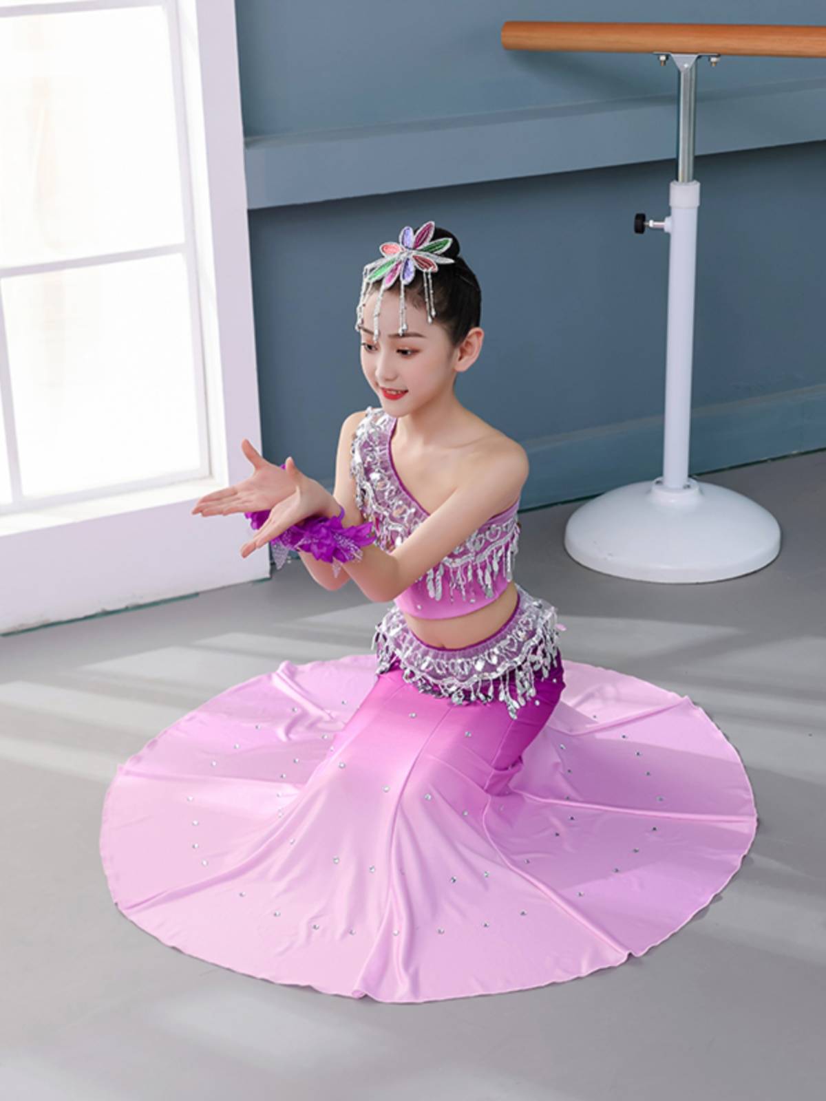 Dai dance performances, children, girls and students practice skirts, rain, bamboo forest moon color clouds South ethnic style