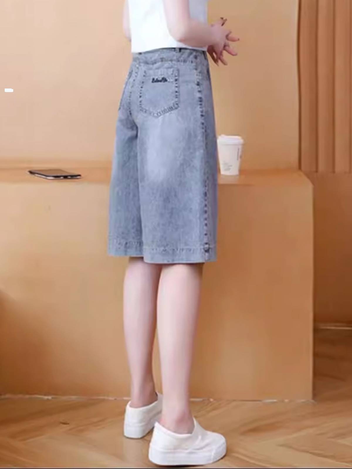 Two new pairs of spring and summer clothes for light cowboys and broad-legged women