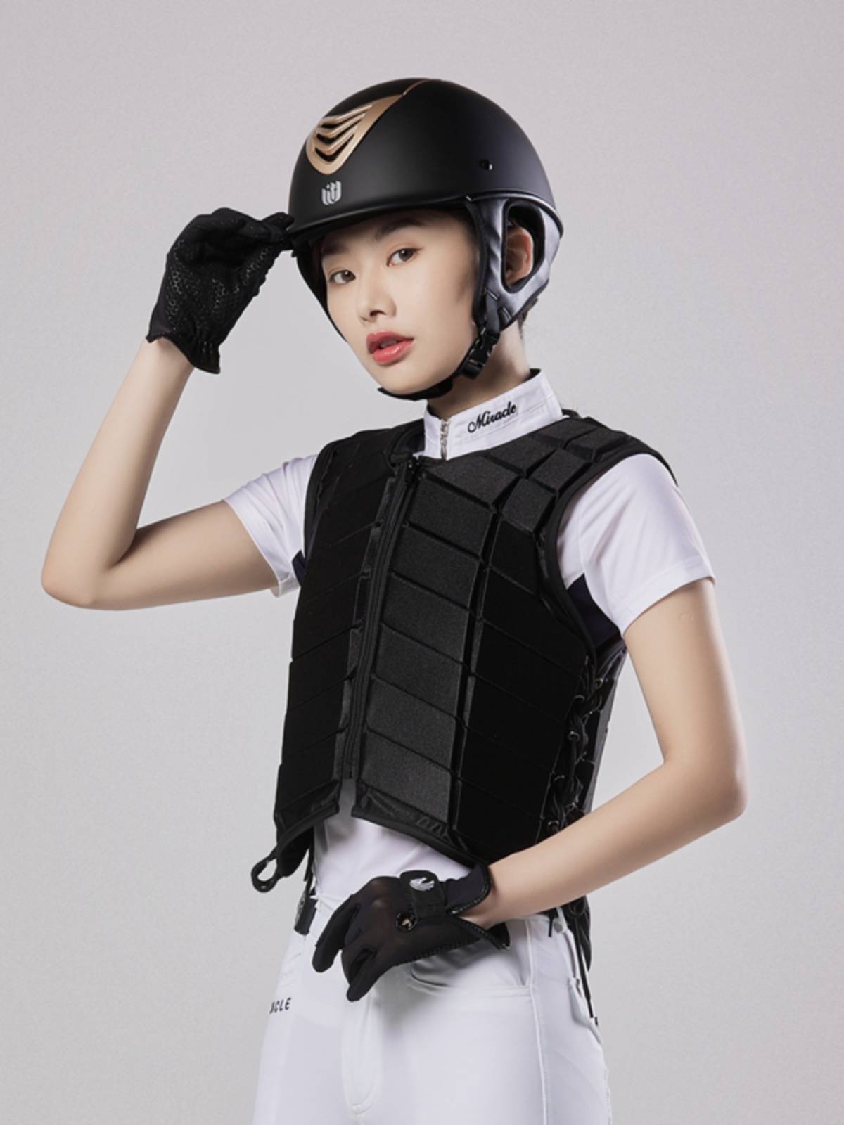 The horse's armour is equipped with a vest for young boys and girls to protect them from falling puma