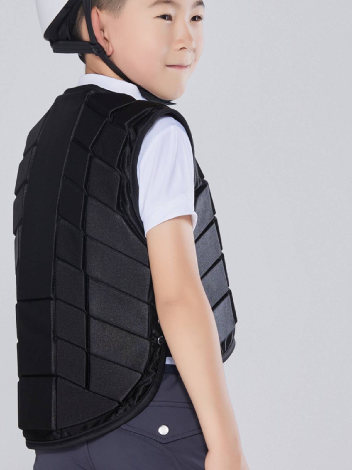 The horse's armour is equipped with a vest for young boys and girls to protect them from falling puma