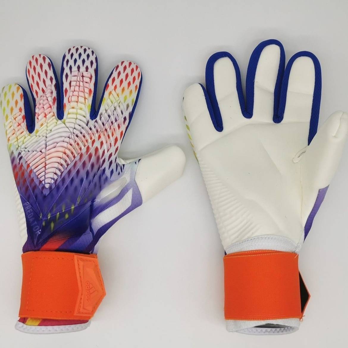 22 Qatar World Cup Golden Gloves Golden Gloves Emiliano Martinnes Same as the goalkeeper