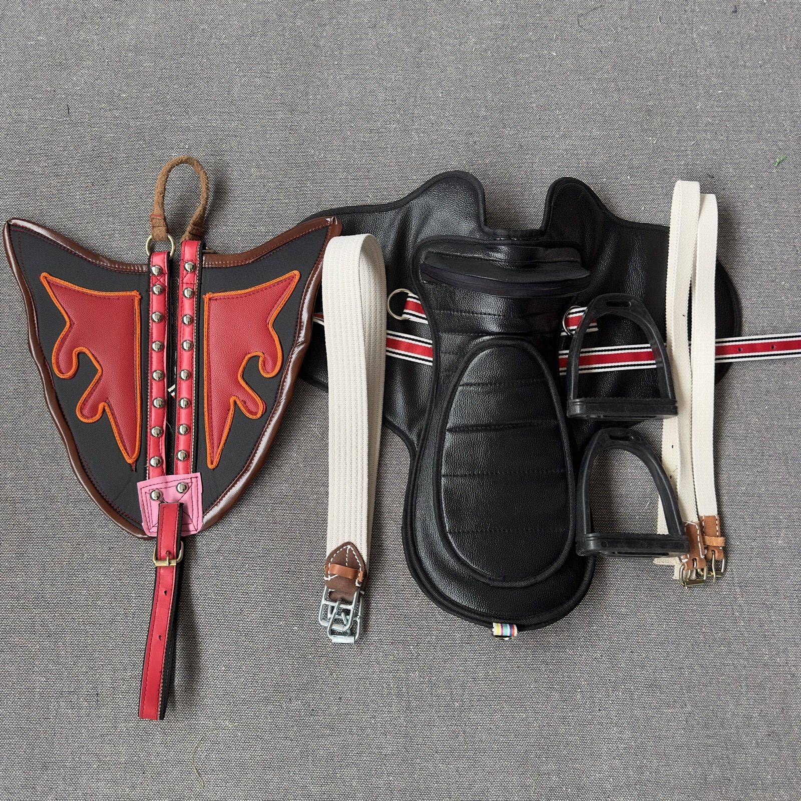 The new small saddle is light without bone race, a full set of semi -skin quality, good national equestrian supplies horse equipment