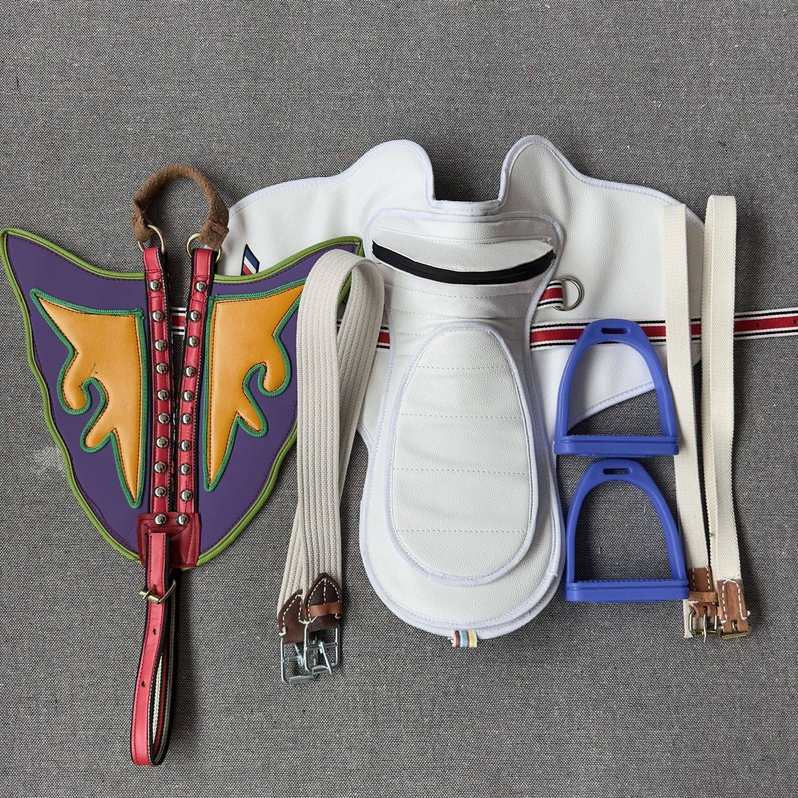 The new small saddle is light without bone race, a full set of semi -skin quality, good national equestrian supplies horse equipment