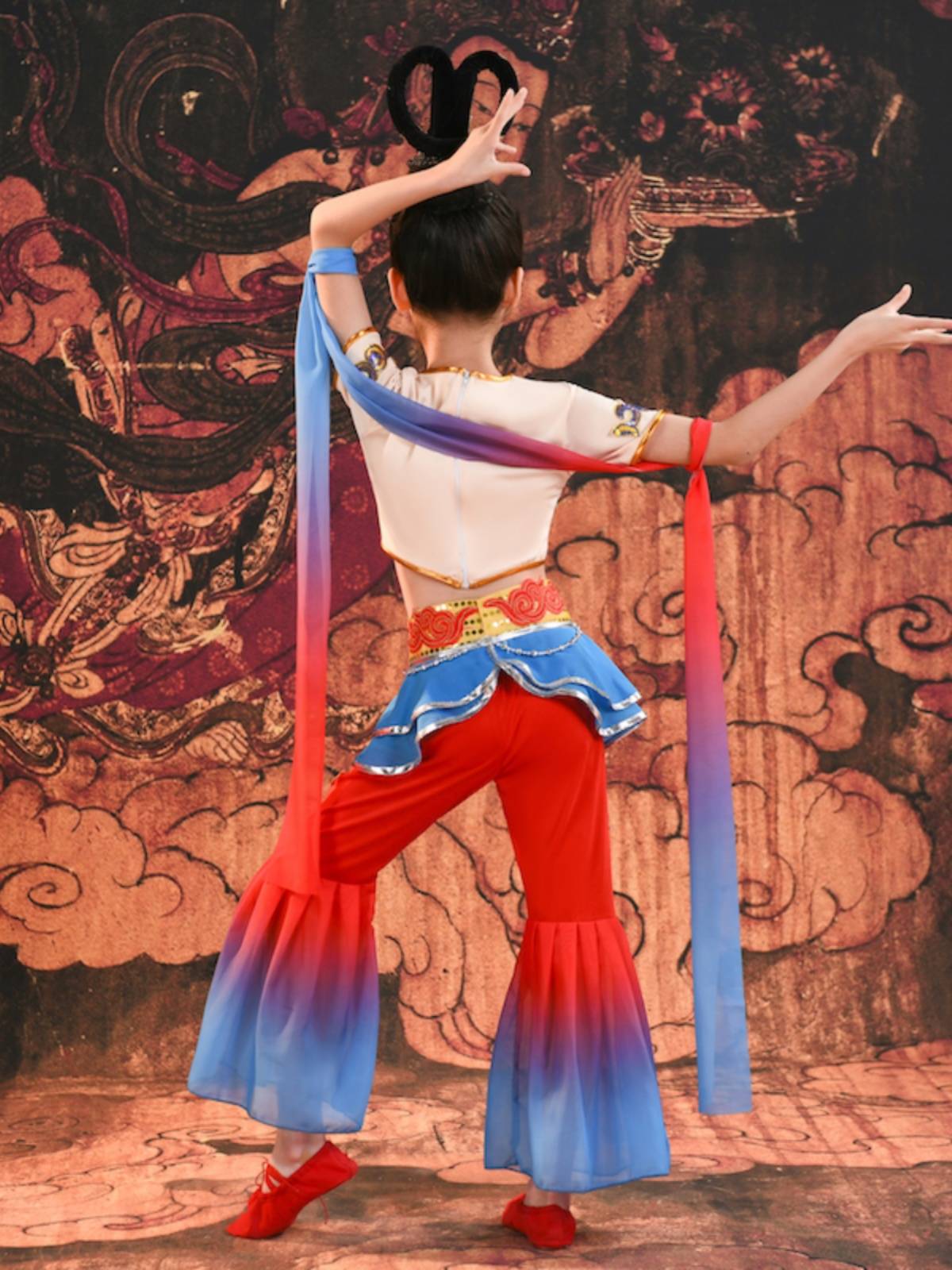 Flying Twilight Drums perform girls' stylish dance costumes and children's classical resonances make the bells