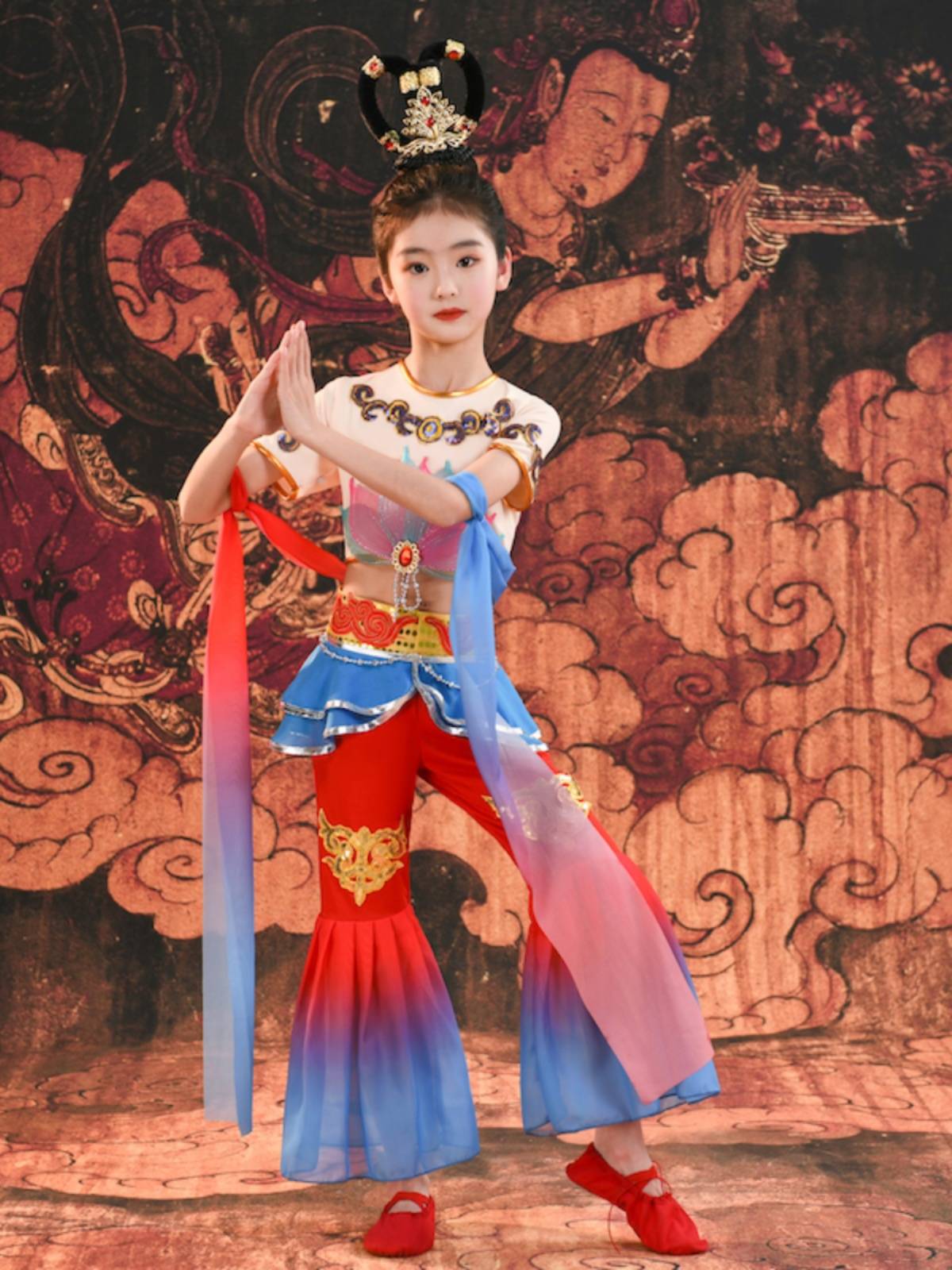 Flying Twilight Drums perform girls' stylish dance costumes and children's classical resonances make the bells