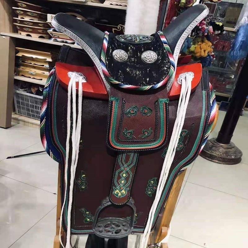 A solid four-seap saddle with no shelf