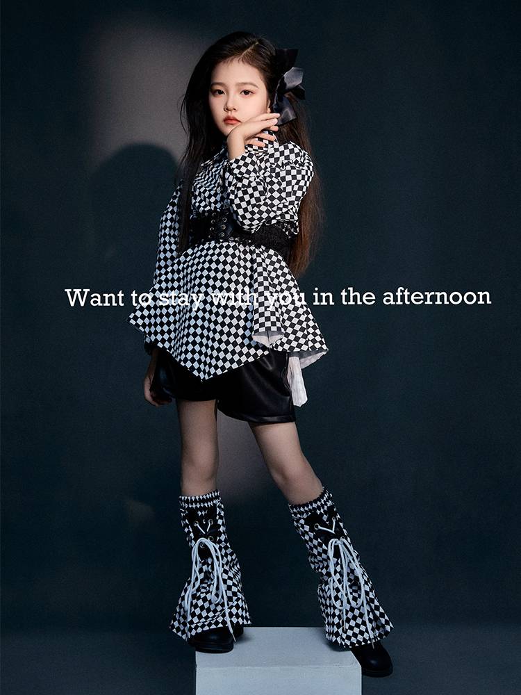 Children's Photography Clothing Model Card Photo Black and White Fashion Personality Model runway performance girls