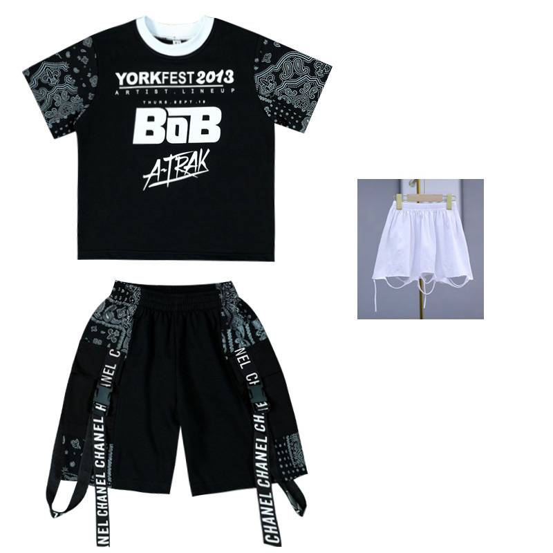 Black short sleeves + black shorts + white rags
