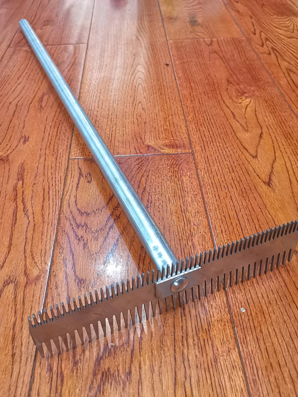 Large stainless steel 75cm long -handle cow hair combed horse sheep dog sawtooth dogs, cow, antip itchy rake nail, itchy cattle brush