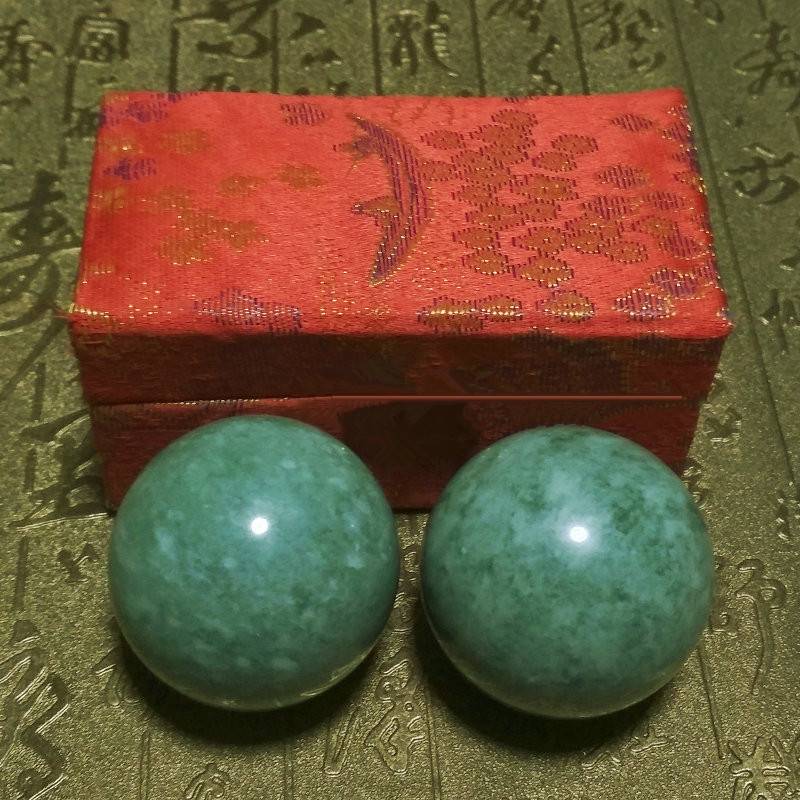 Jade handball health ball elderly fitness ball solid wood health massage ball exercise rehabilitation solid health handball a pair