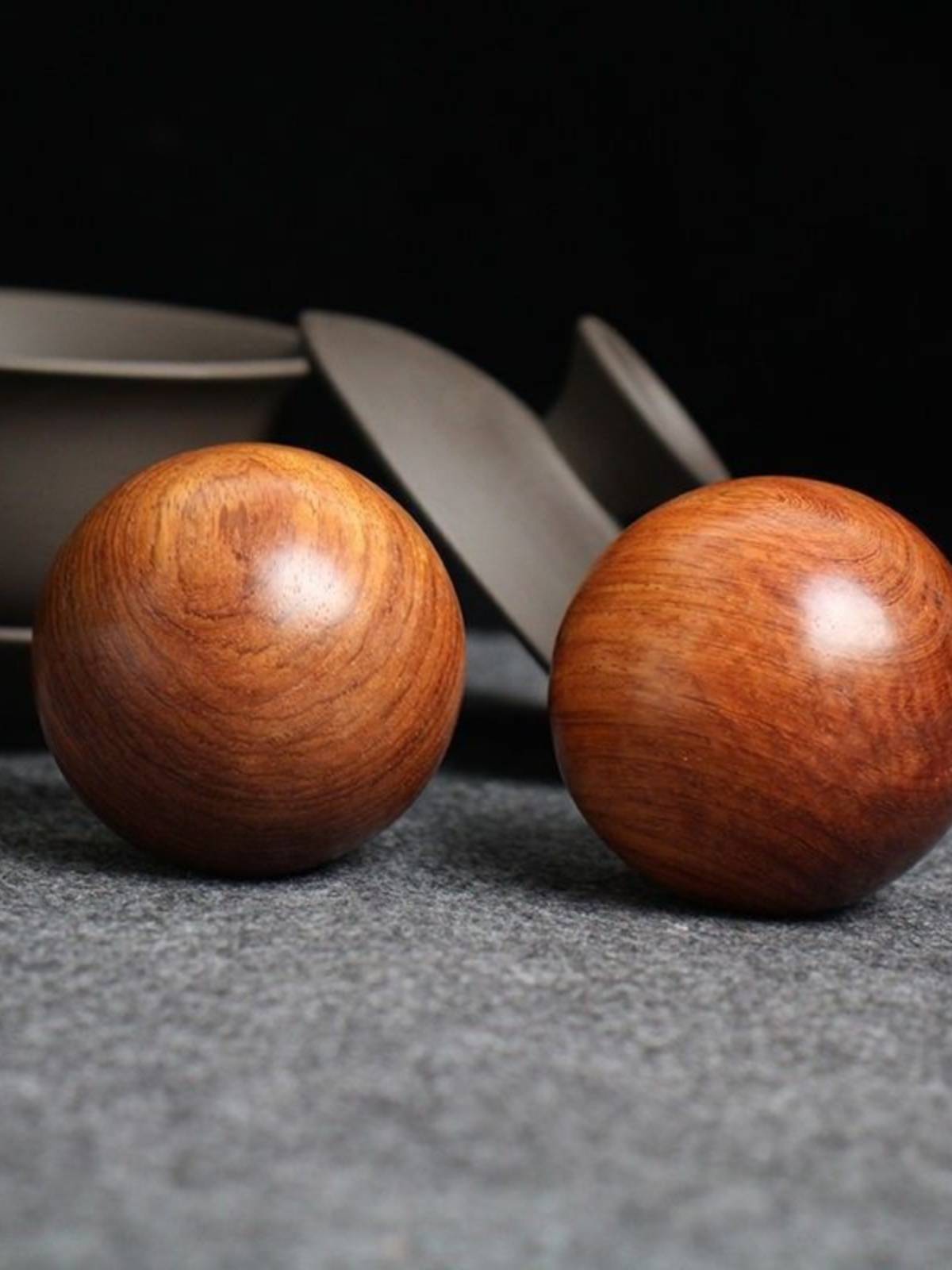 Middle -aged and elderly people exercise rehabilitation ball Hand -shaped ball wooden fitness ball health handball solid wooden play players