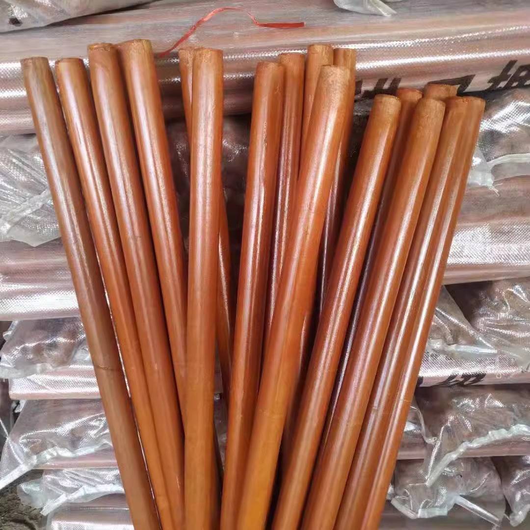 With a long hoe and a long twig handle, you put a rake stick and a wooden stick with a twig handle
