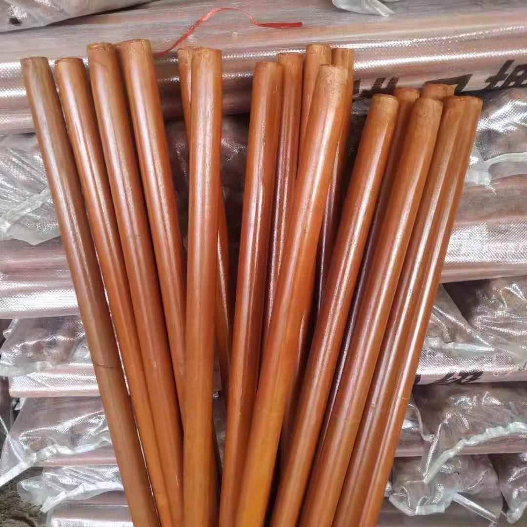 With a long hoe and a long twig handle, you put a rake stick and a wooden stick with a twig handle