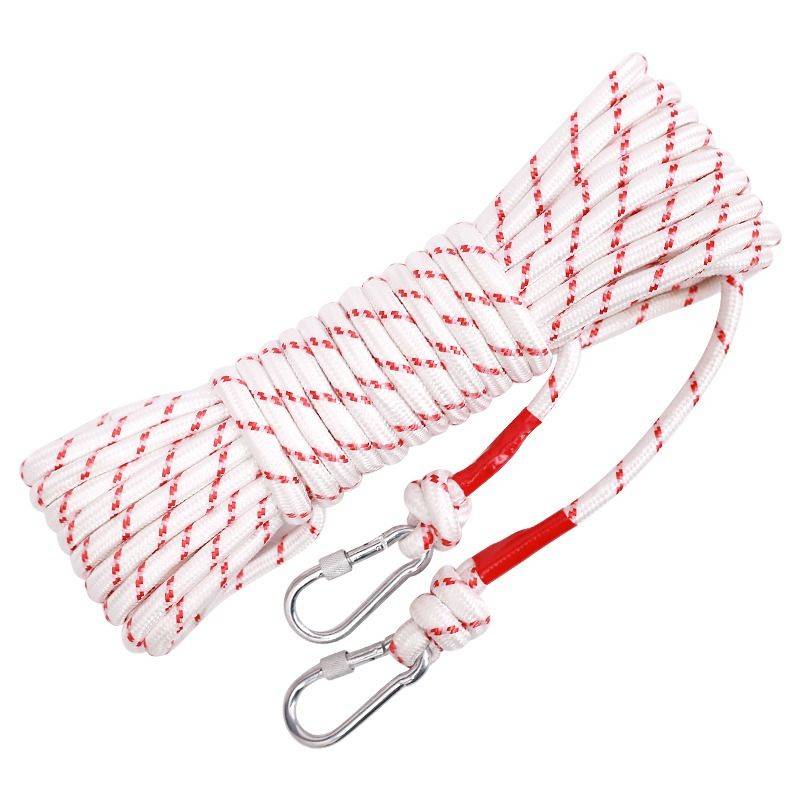 The steel wiring family uses a safety rope to rescue the mountain ropes