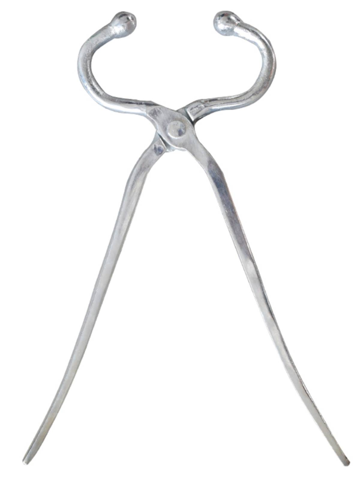 Long handles of cow nostrils and thick beasts with long nose nostrils tied to the bull's nostrils and pinned with needles