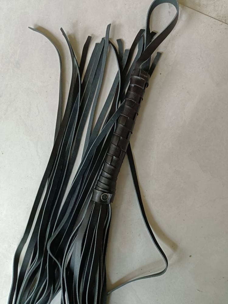 , free maintenance cowhide scattered whip, leather whip, trainer, film and television, props, can customize whip