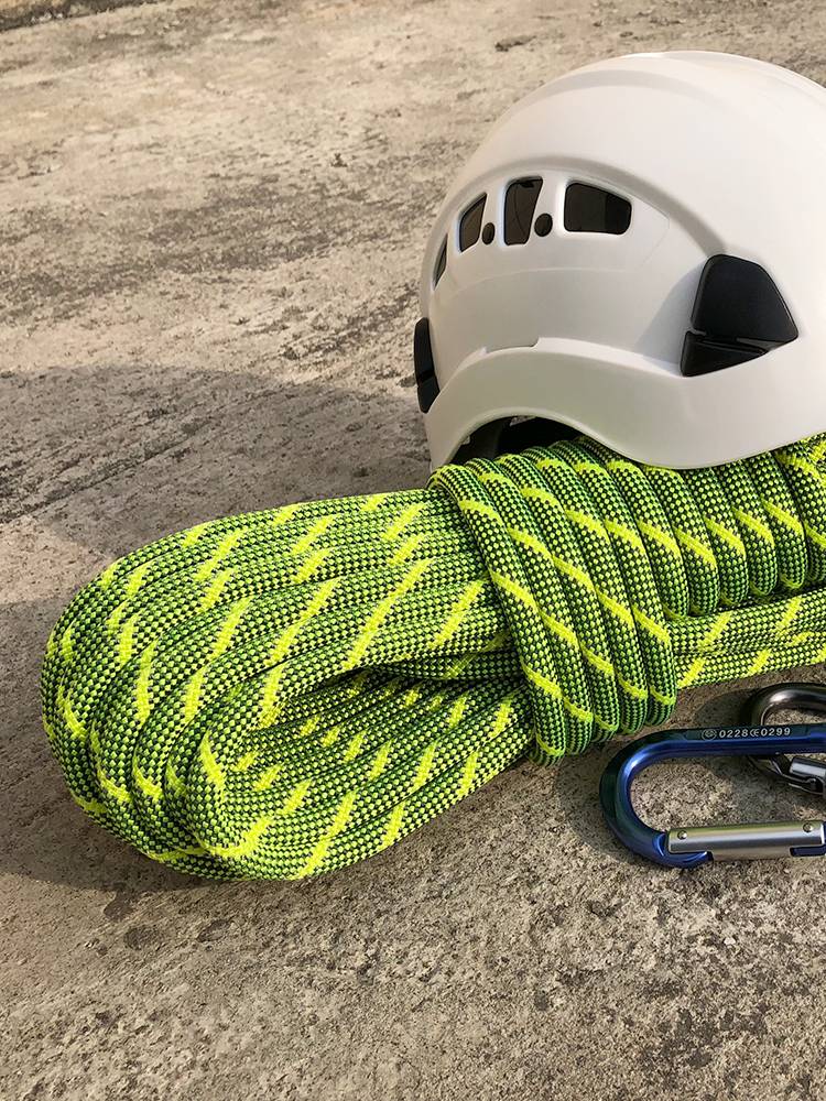 Leput climbs out of the cave line, drops at the speed of the mountain, and at the height of the stillline, the power-trapped rescue lifts the safety rope