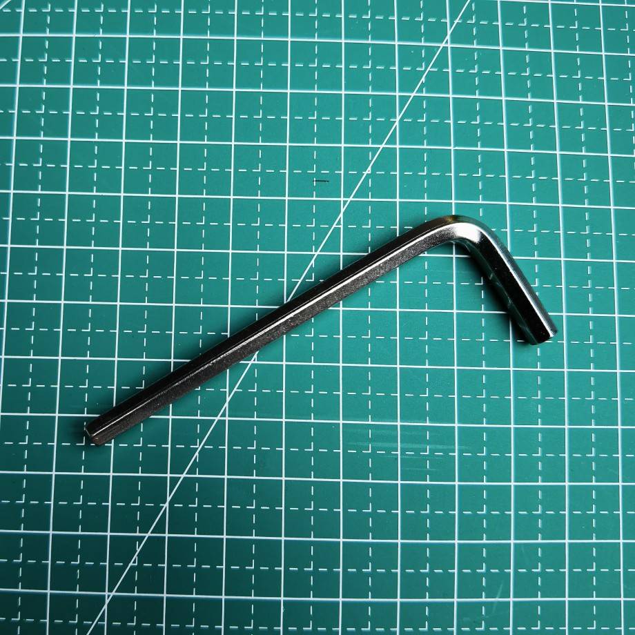 A short wrench with no tail and weight