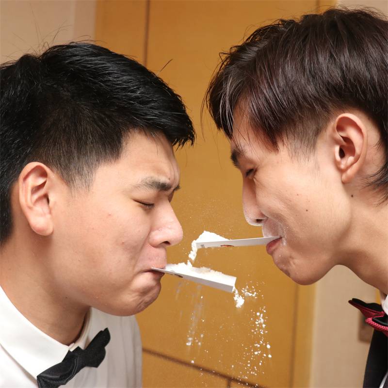 Tongxiao bridegroom props to welcome the funny bridesmaids, blocking the door, a small game wedding groomsmen, wedding red ribbon