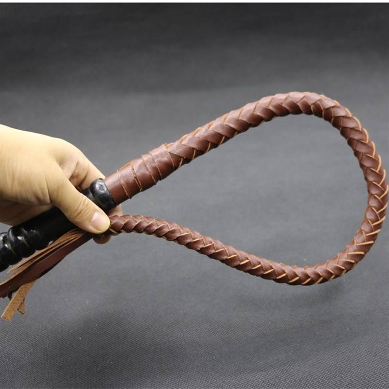 Pure leather products shepherd D she sheep fitness equestrian whip martial arts training beast whip film and television scattered training horse training dog whip leather