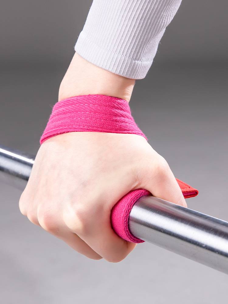 Laura Star helps to bring a female fitness dump belt to the upper wrist holder to grip the weight -pull stroke stroke rowing