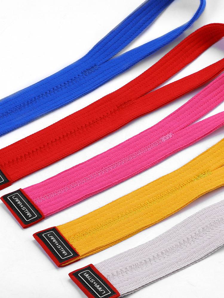 Laura Star helps to bring a female fitness dump belt to the upper wrist holder to grip the weight -pull stroke stroke rowing