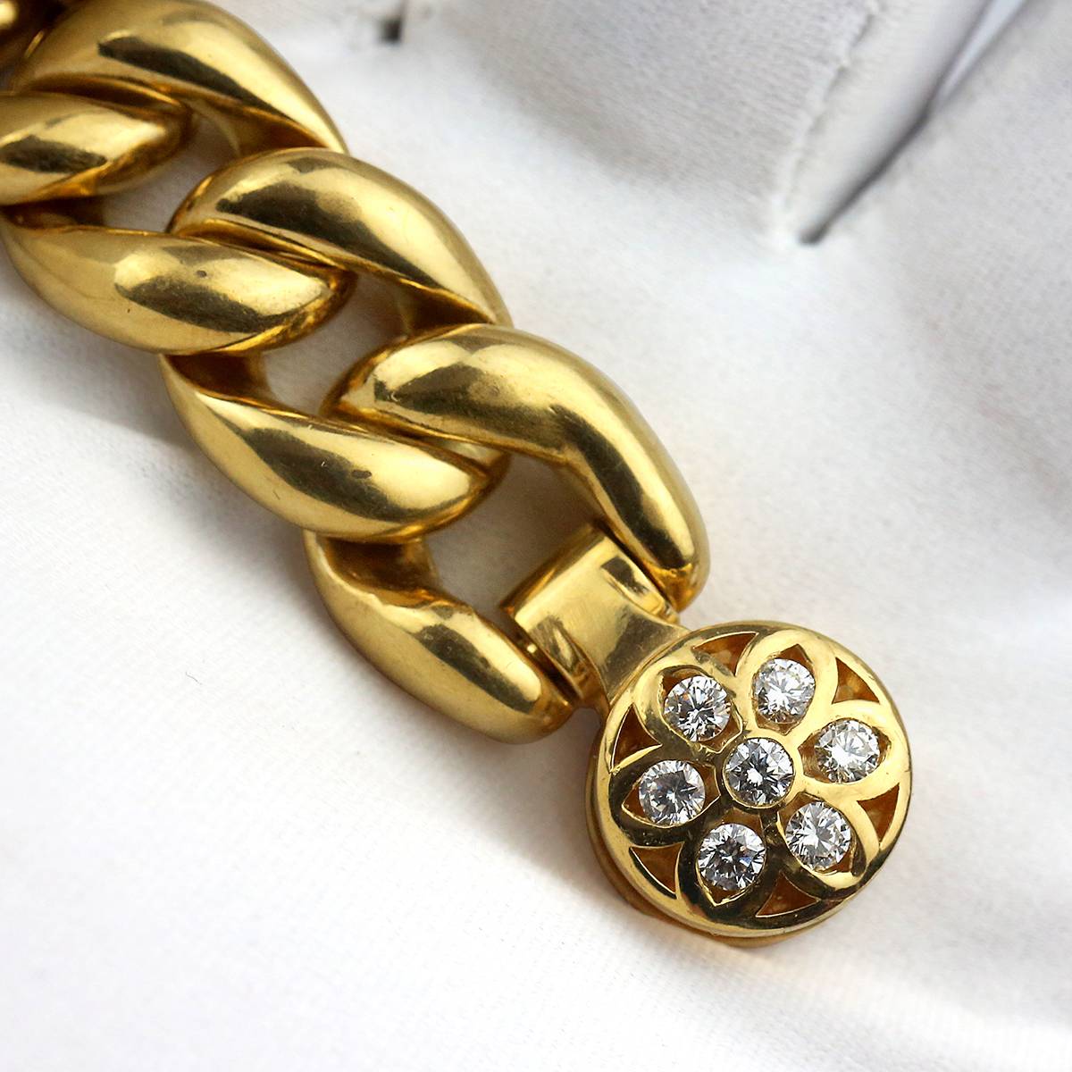 The Wild Horses Manor is a good art-style 22-K gold with vc diamonds