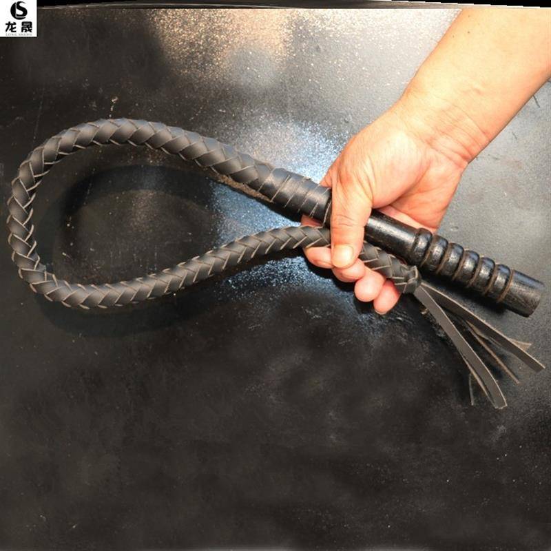 70 centimeters of black, pure oxen whips, wooden handles