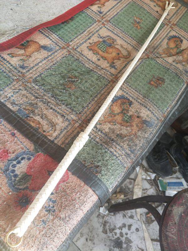 Cowhide preparing carbon fiber whipping puppet chief whip dance scholarship whip length 85 cm strong and durable