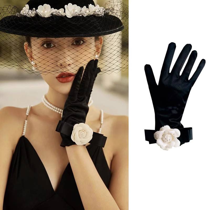 The short gloves of the bouquet