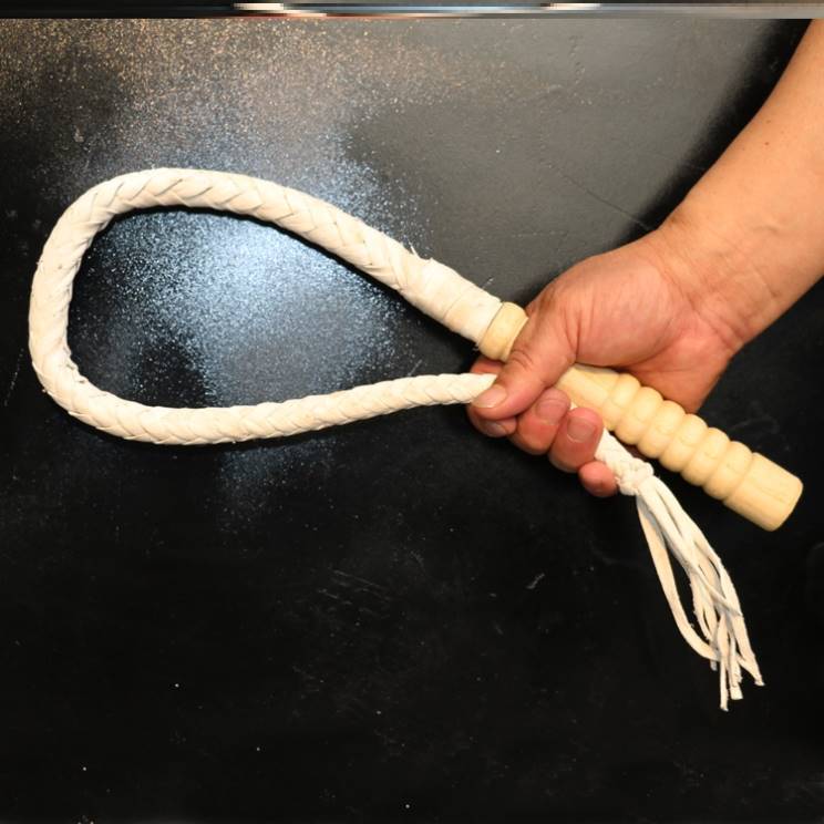 80 centimeters of white, pure oxen lashes, wood handle