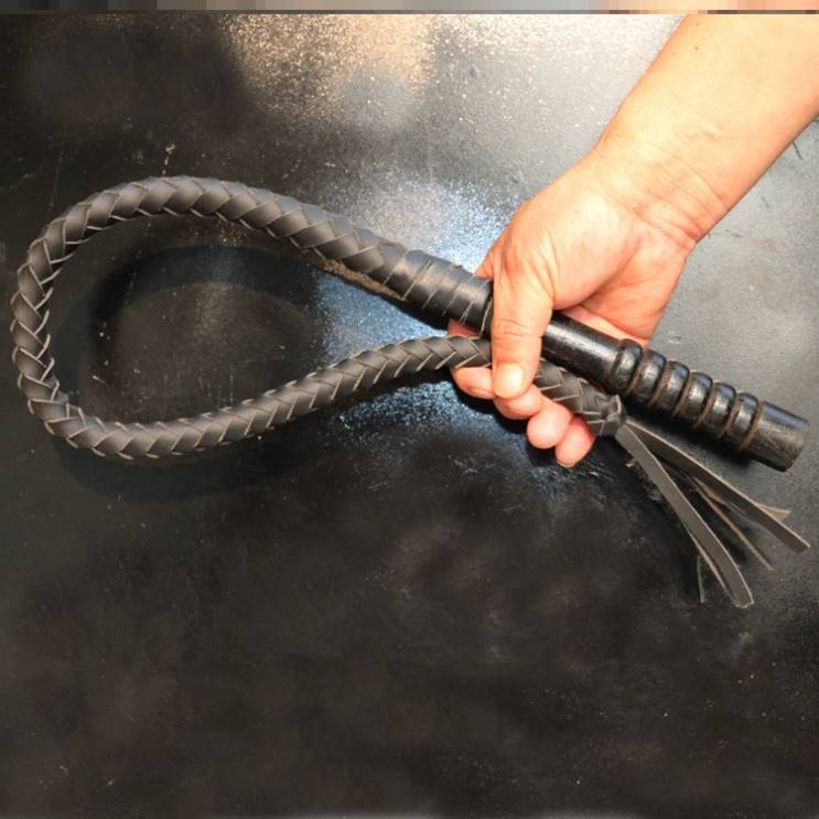 80 centimeters of black, pure oxen whips, wood handles