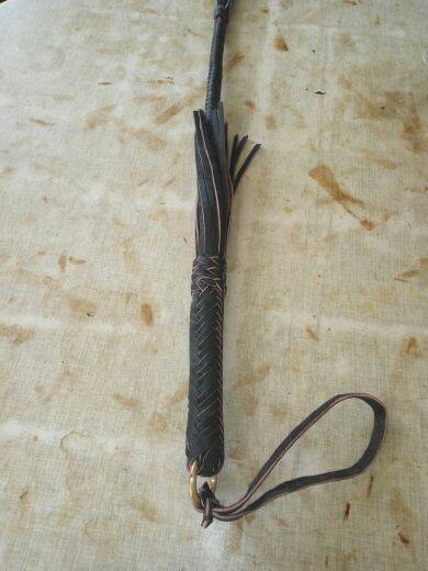 Cowhide horse whip whip tuning whip strong, durable black and white two -color piston horses horses horsetle piston
