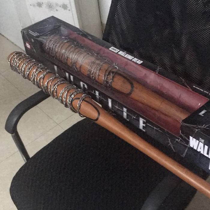 Lucille baseball bats walk around the body of Lushinigan, and the bar is moving after tomorrow