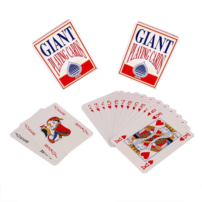 Marriage picking up the door and blocking the spoof spoofer, the groom grooms, playing big -name game props, creative wedding big poker cards