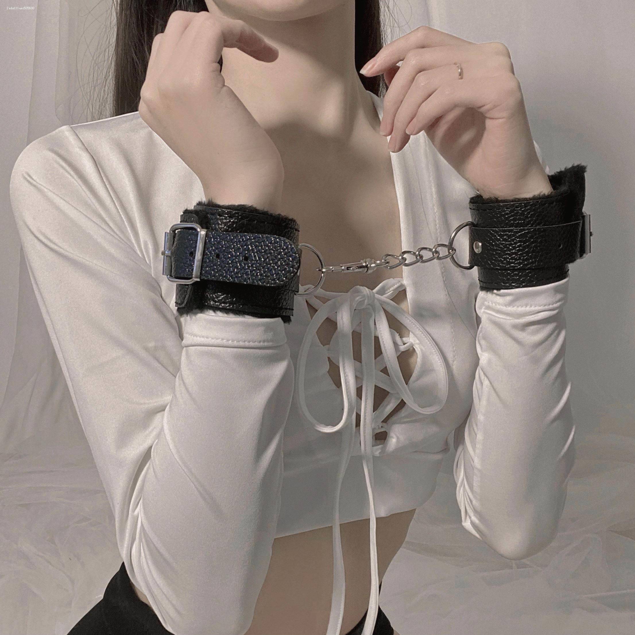 Handcuffs bracelet thicker plus velvet leather props, toys, toys, toys, toys, toes, foot chains, no injuries to take pictures hot girl students