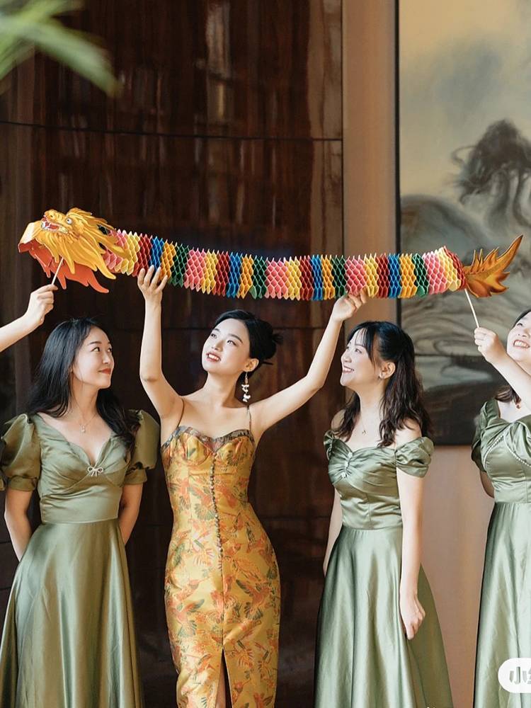 Xiaohongshu is the same wedding paper -cutting dancing dragon bride to take pictures props, wedding, Hua Chen robe, picking up the game bridesmaid group