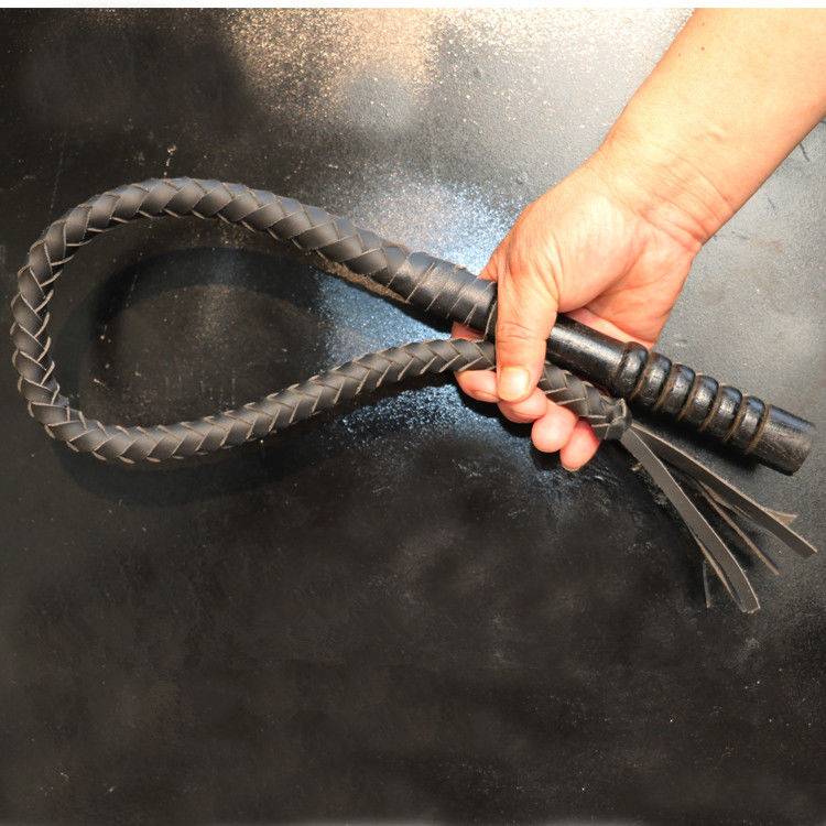 70 centimeters of black, pure oxen whips, wooden handles