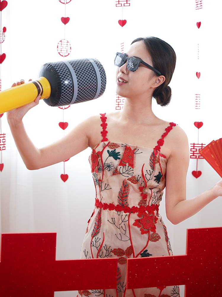 Wedding to pick up the microphone blocking the door and the small game, the inflatable hammer punish the groom bridesmaid wedding, take pictures