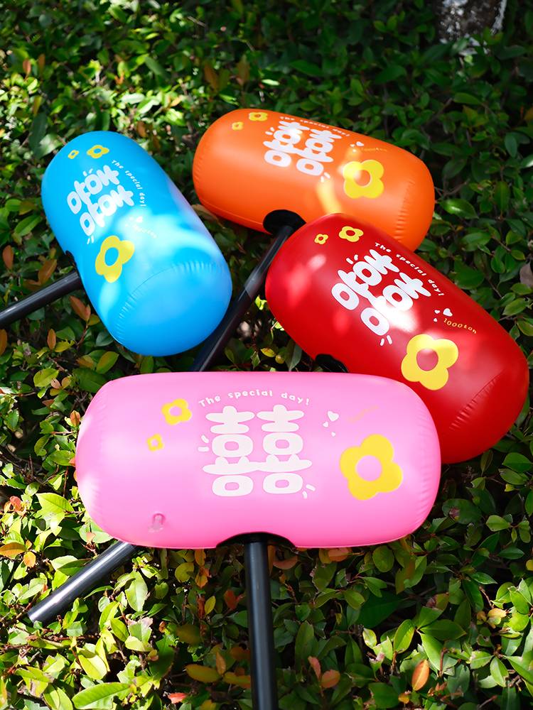 Wedding to pick up the microphone blocking the door and the small game, the inflatable hammer punish the groom bridesmaid wedding, take pictures