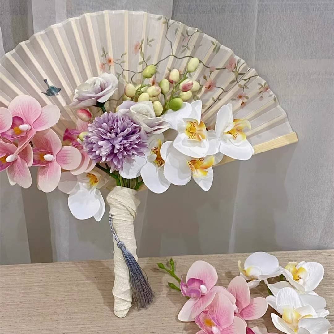 Fans and bouquets