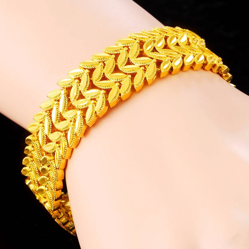 The Vietnamese man with the sand-gold bracelets is a long-standing, colored watch chain with the gold lashes