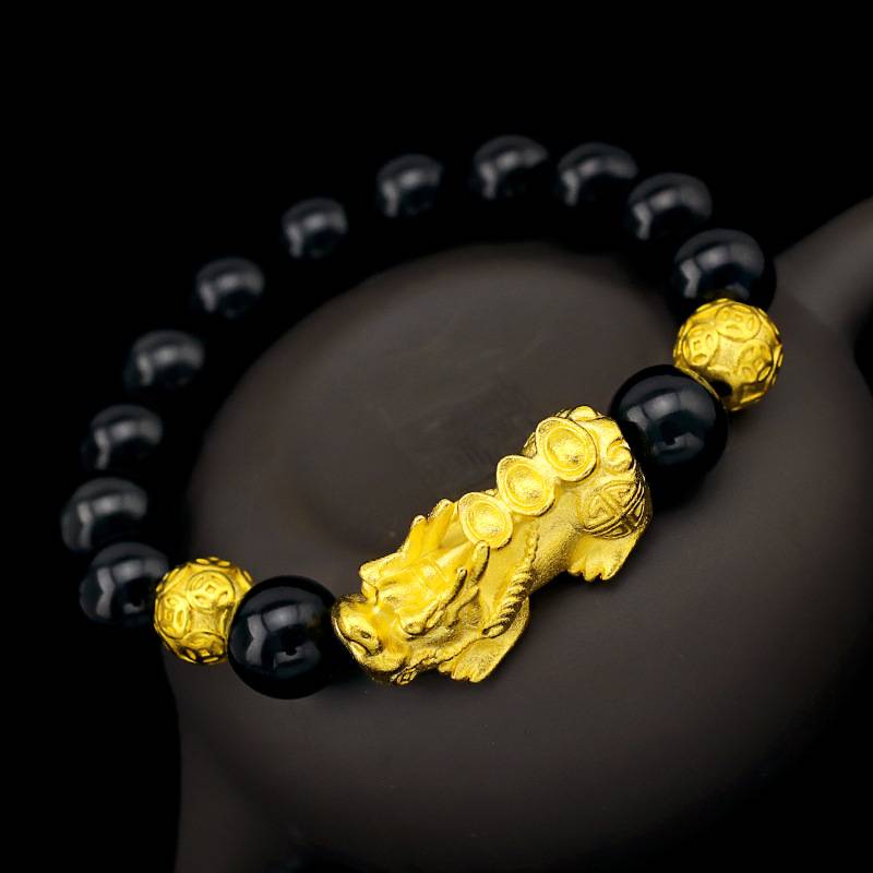 The Vietnamese man with the sand-gold bracelets is a long-standing, colored watch chain with the gold lashes