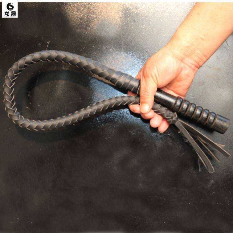 D29-80 CM BLACK, PURE OXEN LASHES WOOD HANDLE