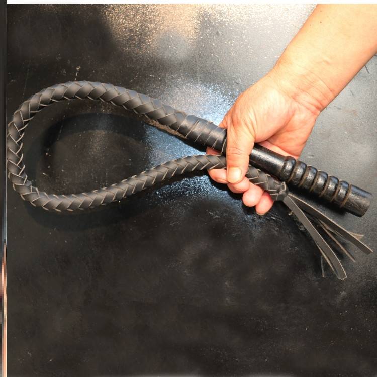 80 centimeters of black, pure oxen whips, wood handles