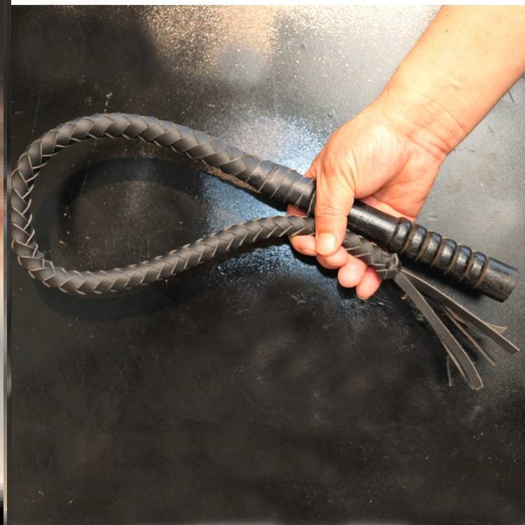 70 centimeters of black, pure oxen whips, wooden handles