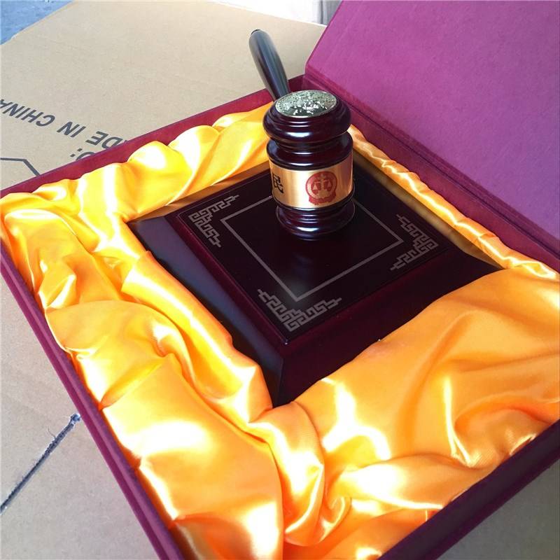 Moot court with a gift box